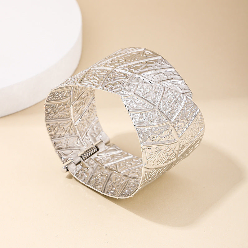 Elegant Natural And Fresh Open Bracelet With Flower Design Adjustable