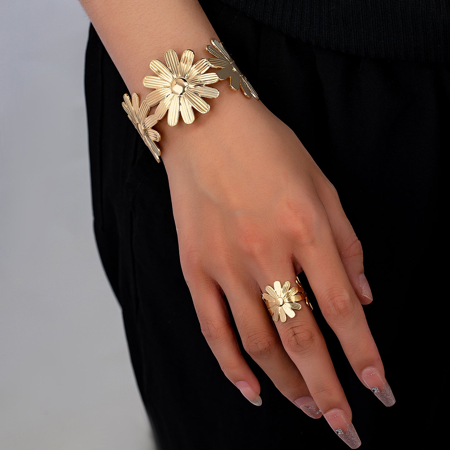 Elegant Natural And Fresh Open Bracelet With Flower Design Adjustable