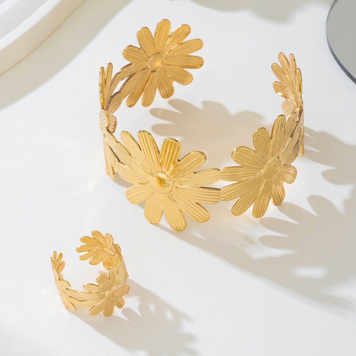 Elegant Natural And Fresh Open Bracelet With Flower Design Adjustable
